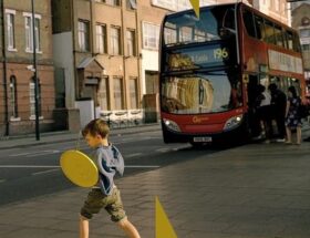 Sulla copertina di Tornare a casa di Tom Lamont c'è la fotografia di un bambino che cammina sul marciapiedi, accanto alla fermata dell'autobus