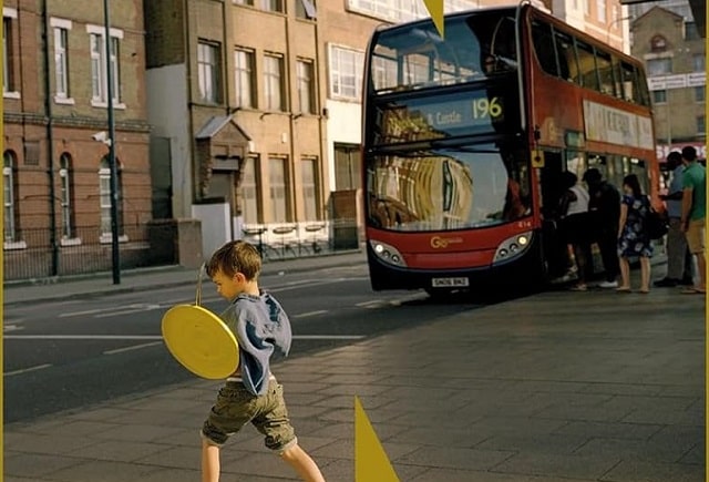 Sulla copertina di Tornare a casa di Tom Lamont c'è la fotografia di un bambino che cammina sul marciapiedi, accanto alla fermata dell'autobus
