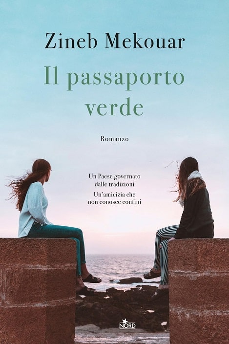Sulla copertina di Il passaporto verde di Zineb Mekouar c'è la foto di due ragazze, una di fronte all'altra, che guardano verso il mare